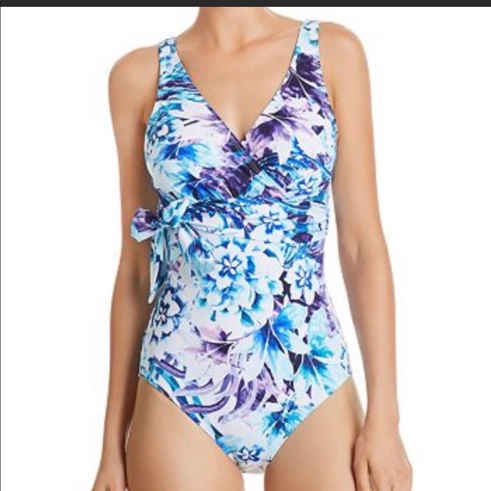 Tommy Bahama Island Sculpt V-neck is pc